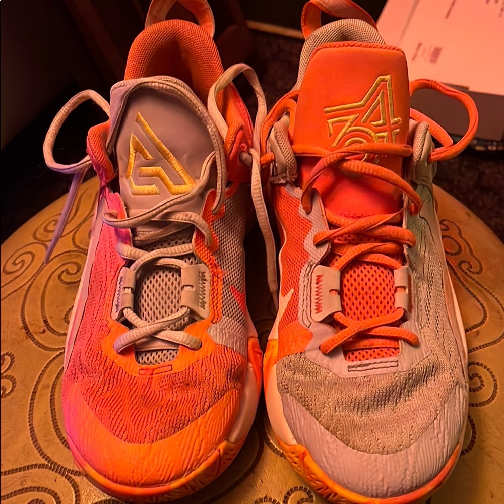 Nike Giannis Immoratality 2 Ladies or Child’s 4 Y . Hot Punch / Laser Orange